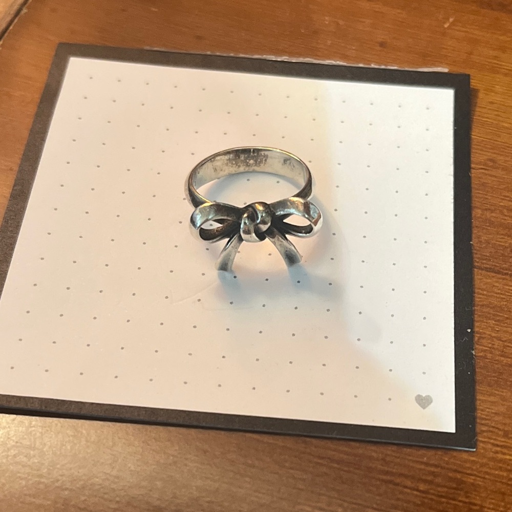 Retires James Avery bow ring great condition